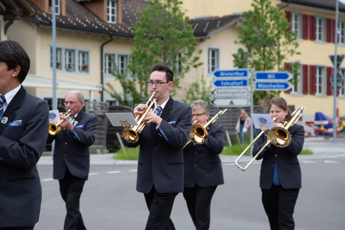 Die Harmonie Turbenthal weiht den Kreisel mit dem «Schwyzer Marsch» ein. Man sieht Musiker in einem Kreisel.